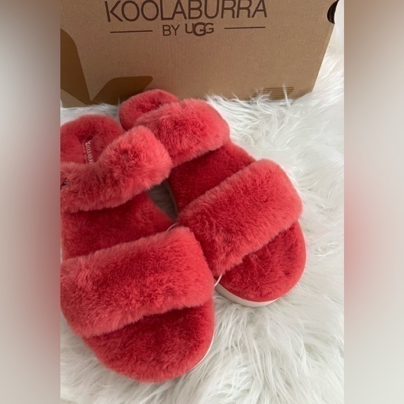 Fuzz on rosh slippers - Picture 1 of 5